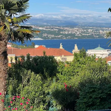 Queen Bee Apartment *