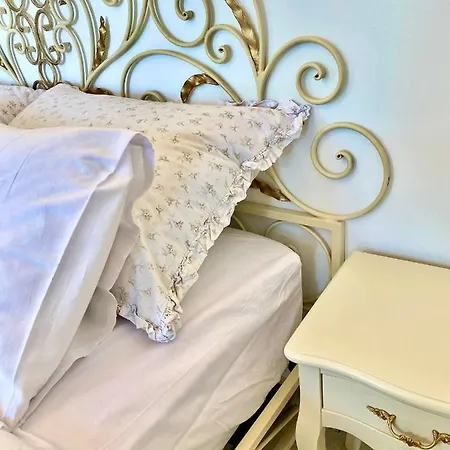 Queen Bee Apartment *